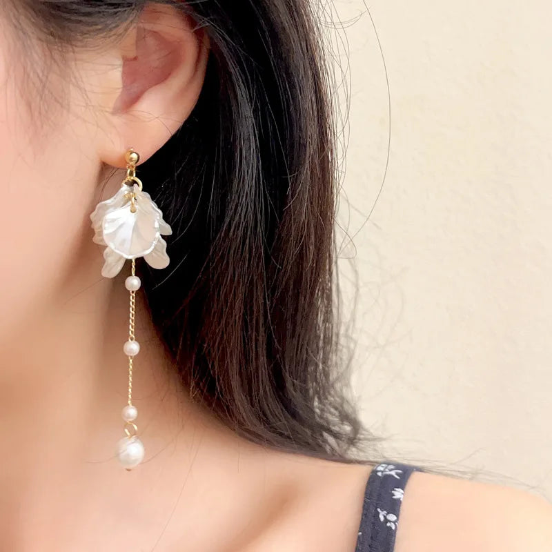 Moderne Schmuckkollektion: Elegante Ohrhänger mit Perlen und zarter Silberkette (925er Silber, für Damen)